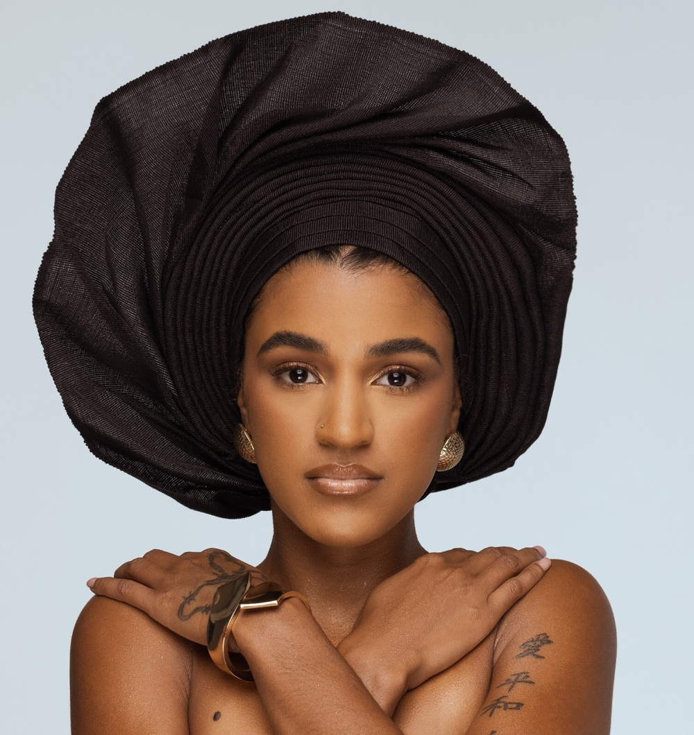 Angelina Swann-Black fan gele