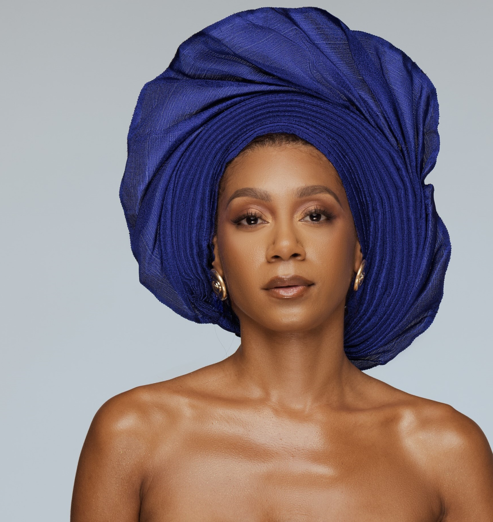 Angelina Swann: Blue round fan gele