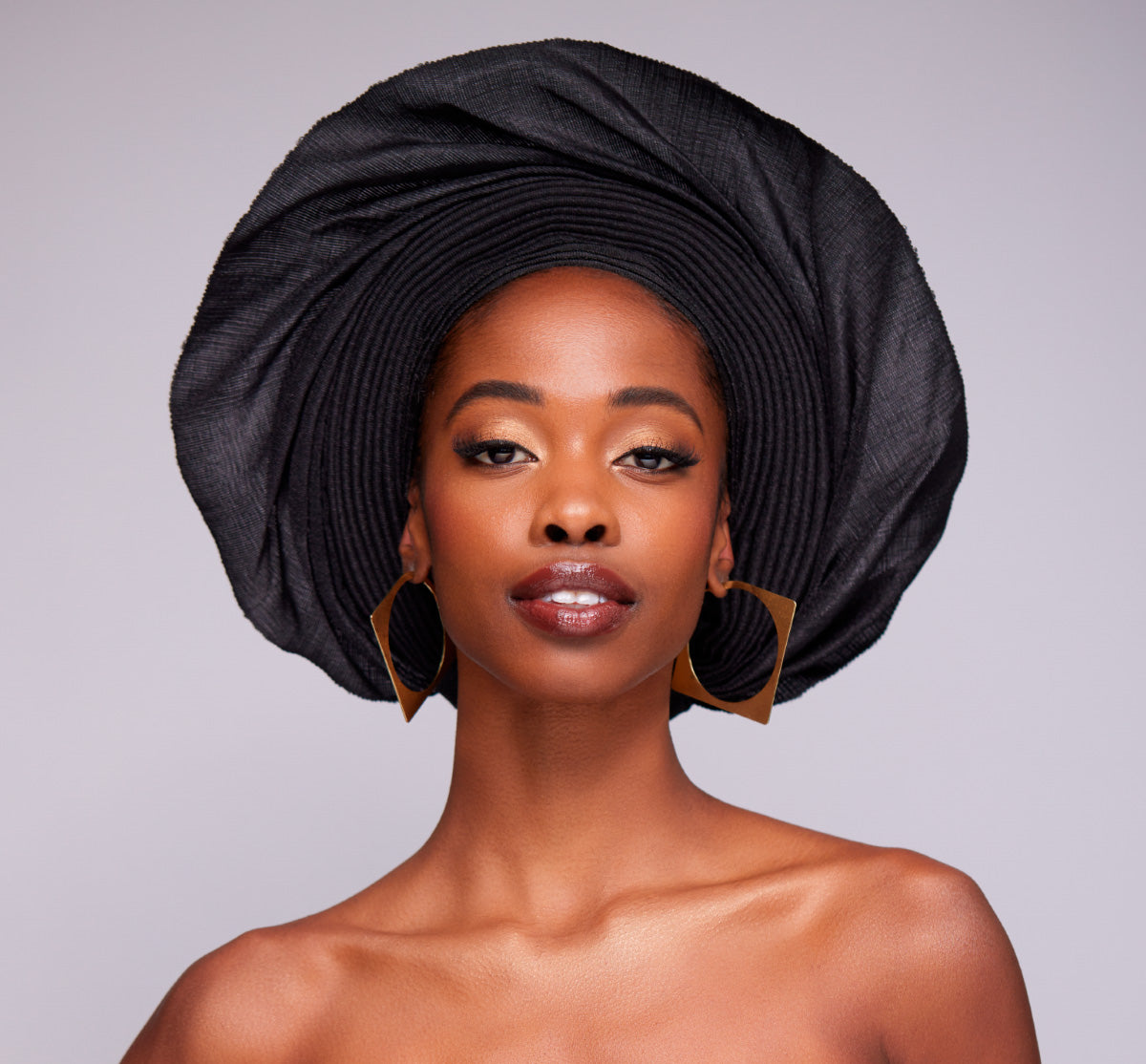 Angelina Swann Black spiral fan gele