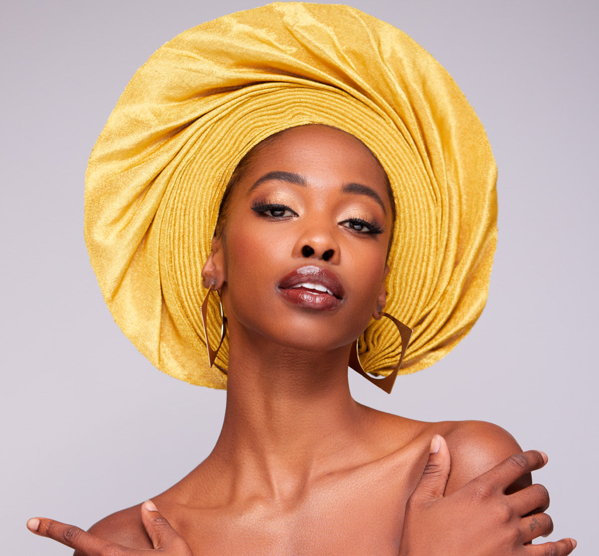 Angelina Swann Gold spiral fan gele