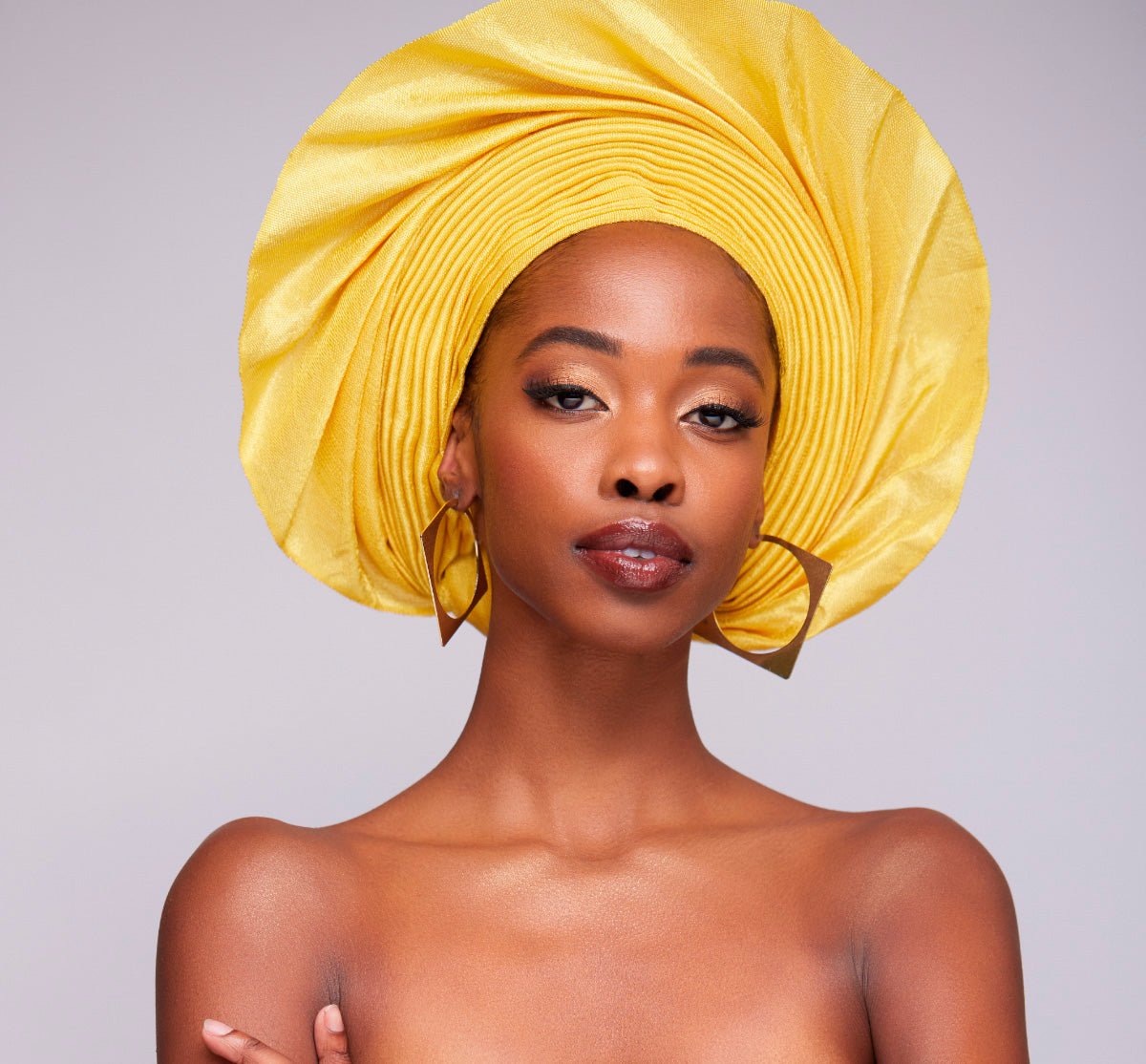 Angelina Swann Yellow spiral fan gele
